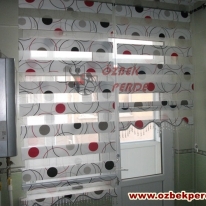 kirmizi-siyah-renkli-aloe-mutfaklik-zebra-perde-modeli