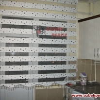 mini-puantiyeli-zebra-perde-kahverengi-mutfak