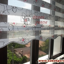 siyah-kirmizi-cicekli-brillant-garden-zebra-perde-gorseli