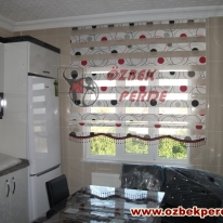 siyah-kirmizi-renkli-brillant-aloe-mutfak-zebra-perde