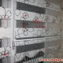 siyah-kirmizi-renkli-etegi-boncuklu-cicekli-brillant-zebra-perde