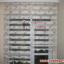 siyah-kirmizi-renkli-etegi-boncuklu-cicekli-garden-zebra-perde