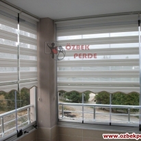 altin-pliseli-cam-balkon-zebra-perde-gorseli