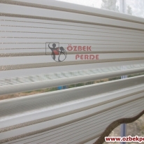 altin-pliseli-cam-balkon-zebra-perde-modeli