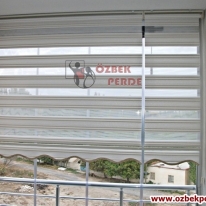 altin-pliseli-cam-balkon-zebra-perdesi