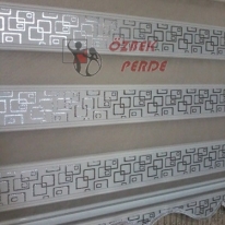 beyaz-renkli-pliseli-potikare-zebra-perde-deseni