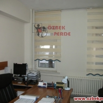 desensiz-genis-pliseli-buro-zebra-perdesi-etekli