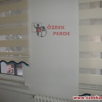 desensiz-genis-pliseli-buro-zebra-perdesi