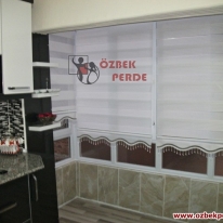 desensiz-pliseli-zebra-perde-mutfaklik