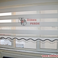 duz-pliseli-zebra-perde-beyaz-etekli