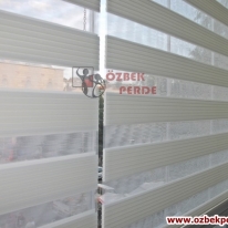 genis-pliseli-cam-balkon-perde-modeli