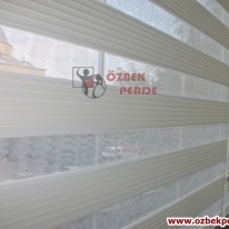 genis-pliseli-cam-balkon-perdesi