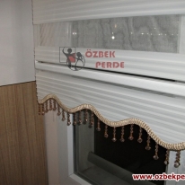 genis-pliseli-zebra-perde-modeli-etekli-boncuklu