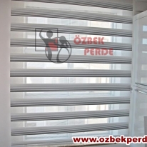 gokkusagi-pliseli-zebra-perde-gri-renkli-gorseli