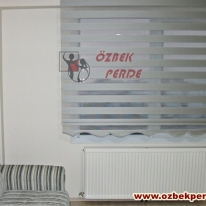 gri-pliseli-etekli-zebra-perde.JPG