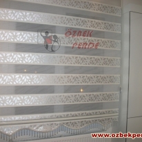 gumus-yaprakli-yari-pliseli-zebra-perde-modeli