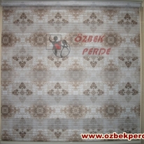 kahverenkli-sarmasik-baskili-pliseli-zebra-perde-gorseli