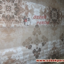 kahverenkli-sarmasik-baskili-pliseli-zebra-perde-modeli