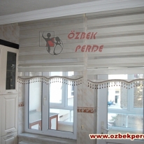 krem-renkli-golgeli-pliseli-zebra-perde-modeli