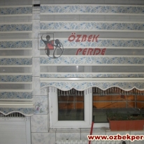 mavi-renkli-kir-cicekli-yari-plise-zebra-perdesi