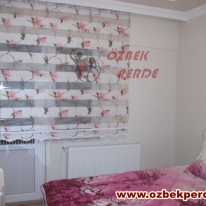 pembe-gul-baskili-etegi-boncuklu-pliseli-zebra-perde