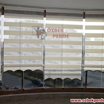 pliseli-cam-balkon-zebra-perde-gorseli