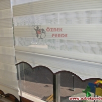 pliseli-cam-balkon-zebra-perde-modeli