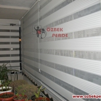 pliseli-cam-balkon-zebra-perdesi-etekli-beyaz