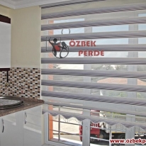 renk-skalasi-pliseli-zebra-perde-mor-renk-mutfak