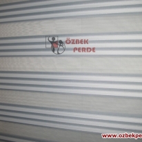 renkli-paralel-pliseli-zebra-perde-grili-beyazli