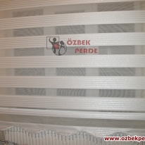 sirma-pliseli-zebra-perde-beyaz-gumus-renkli