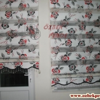 siyah-kirmizi-gullu-plise-zebra-perde-modeli