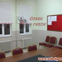 buro-icin-kirmizi-etekli-duz-stor-perde-modeli