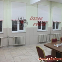 buro-icin-kirmizi-etekli-duz-stor-perde