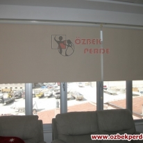 buroya-krem-renkli-karartma-stor-perde-modeli