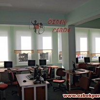 etegi-bej-ekru-renkli-stor-perdeli-bilgisayar-odasi