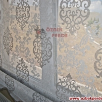 renkli-damask-desenli-gri-tul-stor-perde-modeli