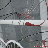 sanat-tul-stor-perde-kirmizi-siyah-renkli-etekli