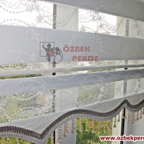 ekim-brodeli-zebra-perde-ekru-renkli-etekli