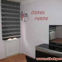 siyah-renkli-dolgun-zebra-perdesi